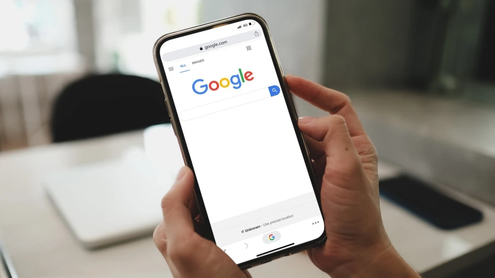 В поиске Google теперь можно задавать дополнительные вопросы и загружать аудио / Фото: Thaspol Sangsee / Shutterstock.com