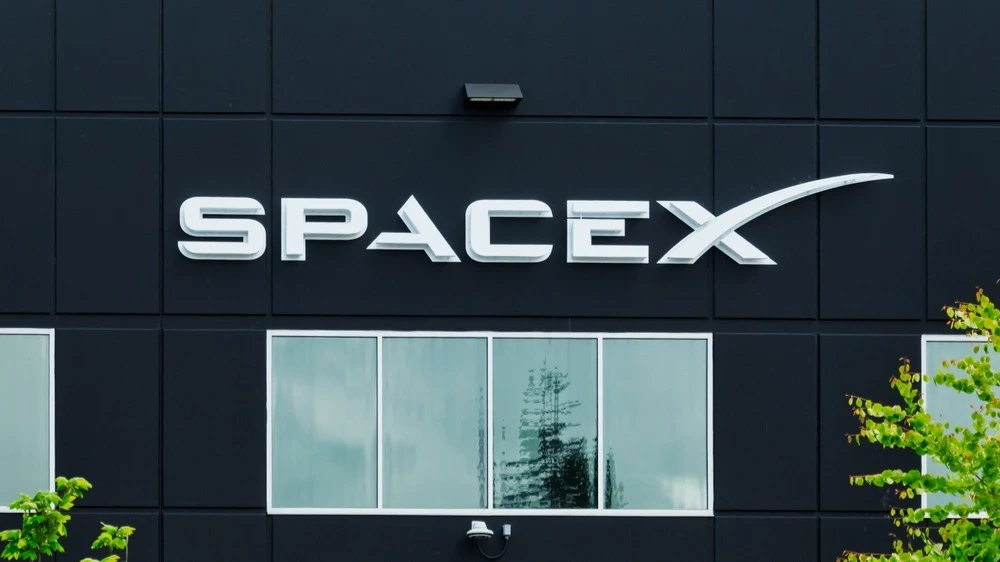 This is the second time a Wedbush analyst has talked about a possible merger between Musks two companies / Photo: Ken Wolter/Shutterstock