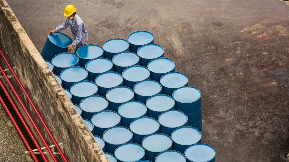 World oil inventories fall twice as fast relative to the average since the start of the war amid the closed Strait of Hormuz / Photo: noomcpk / Shutterstock