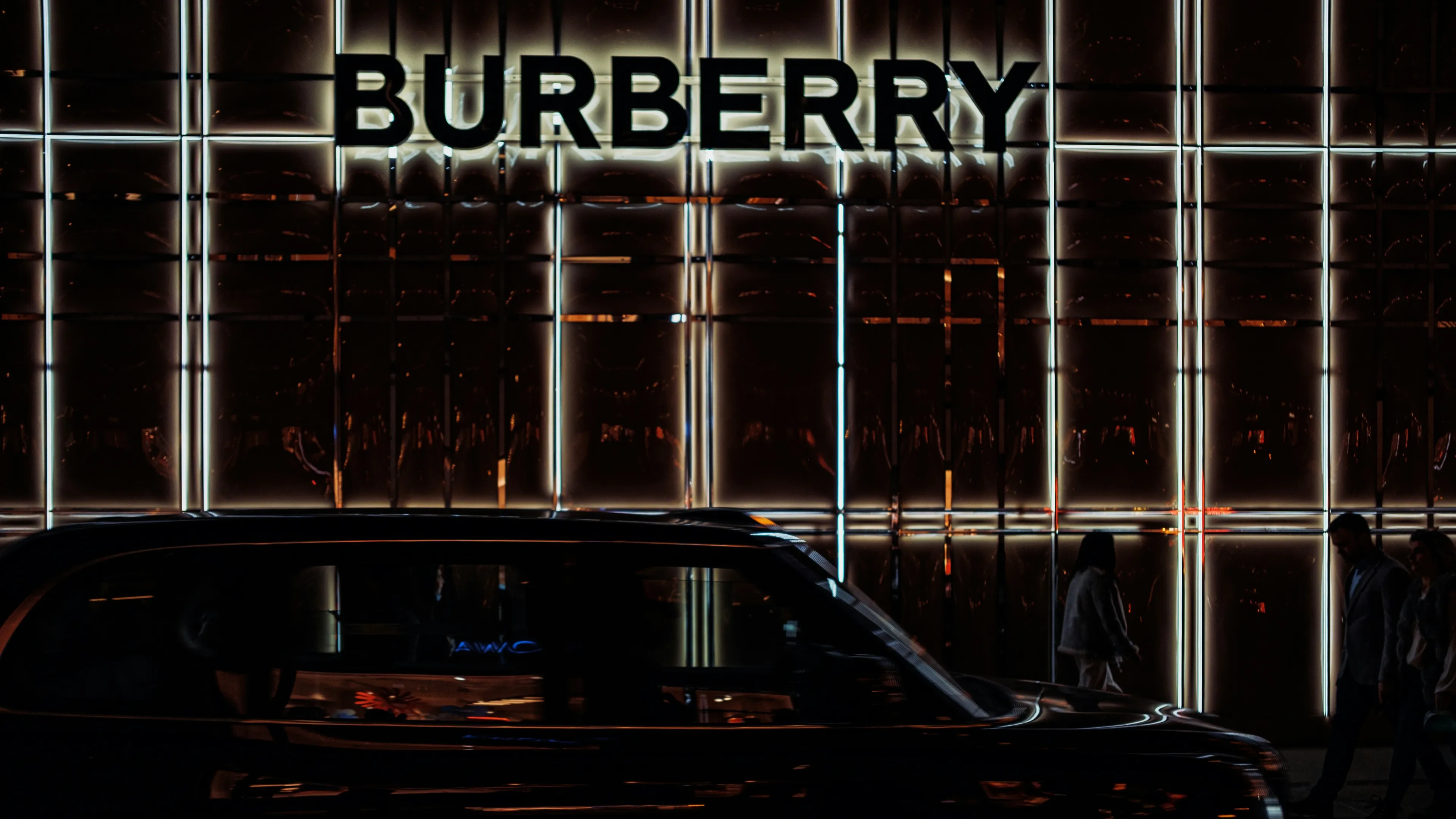 Burberry начала получать первые позитивные результаты своей новой стратегии: она отчиталась об операционной прибыли и росте продаж на 10% в Америке и Большом Китае / Фото: Samuel Regan-Asante / Unsplash.com