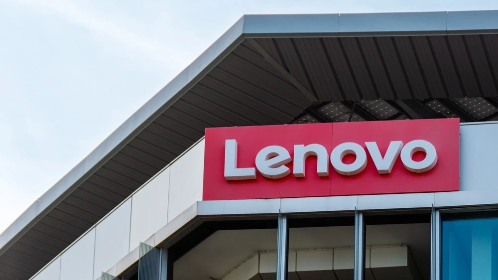 Успехи бизнеса Lenovo, связанного с ИИ, компенсировали трудности традиционного подразделения компании по производству ПК / Фото: HJBC / Shutterstock