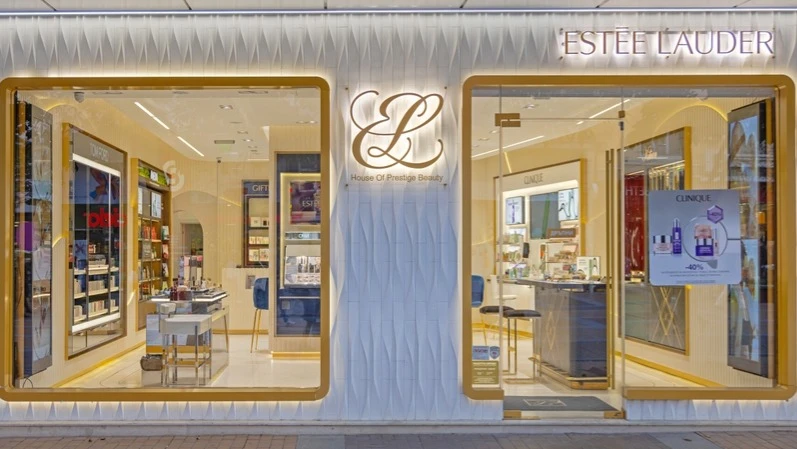 Уолл-стрит опасалась, что слияние Estee Lauder с барселонским производителем дорогих ароматов Puig навредит планам по восстановлению прибыльности / Фото: Baloncici/Shutterstock.com