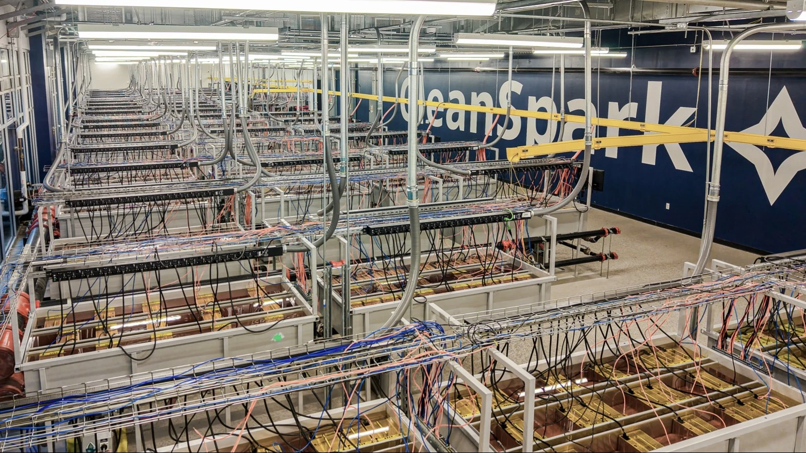 Analyst sees upside potential for two energy stocks / Photo: Facebook / CLSK.Inc