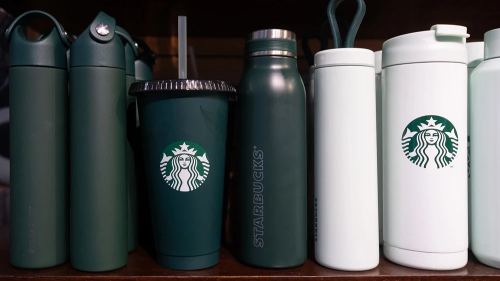 Starbucks в Южной Корее извинился за рекламу кружек / Фото: umitc / Shutterstock