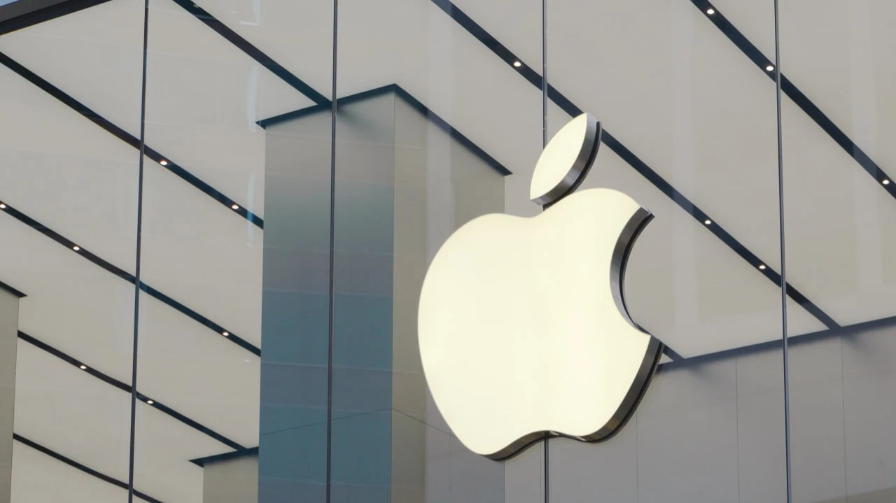 Apple will benefit from the move to agent-based artificial intelligence, says BofA / Photo: TungCheung / Shutterstock.com