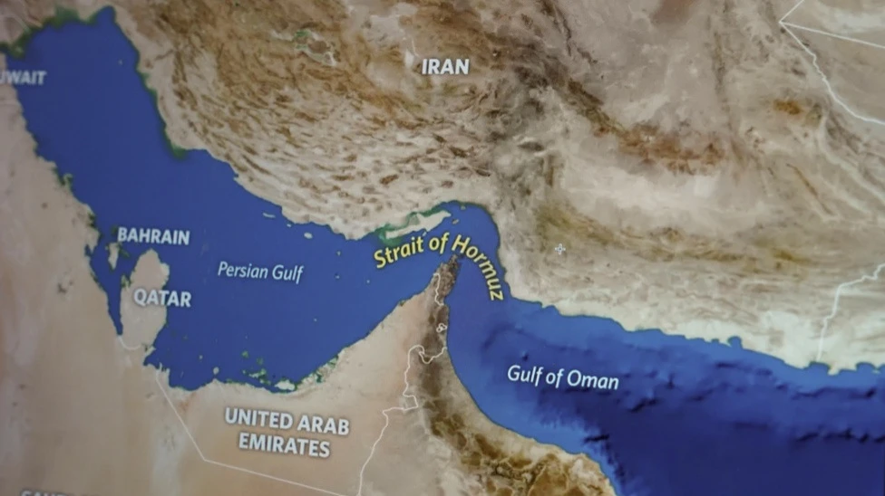 The Iranian military launched missile strikes to thwart an attempt to cross the Strait of Ormcuz, local news agencies reported / Photo: DIA TV / Shutterstock.com