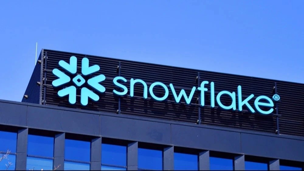 Аналитики Уолл-стрит прогнозируют акциям Snowflake рост на 23%, несмотря на ралли / Фото: Poetra.RH / Shutterstock