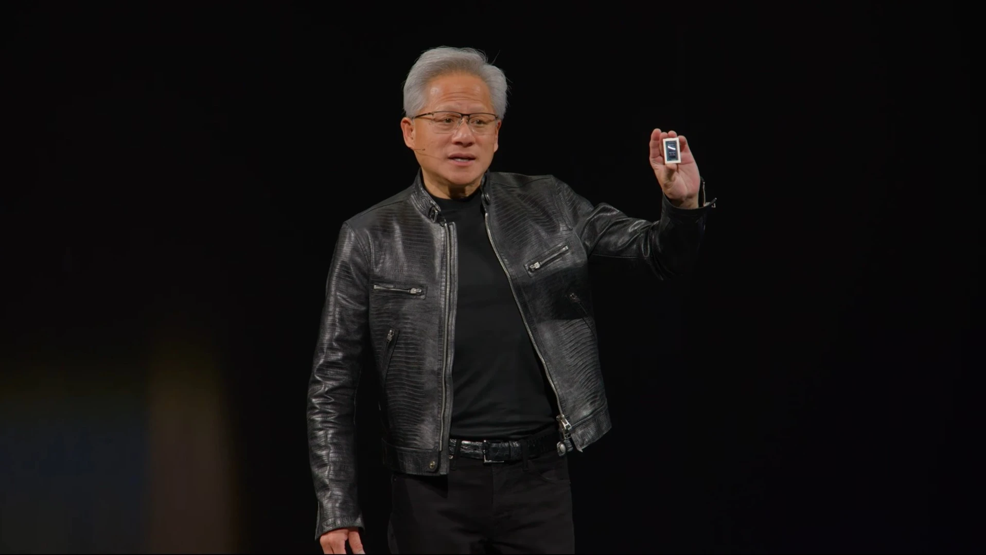 Глава Nvidia Дженсен Хуанг представил на конференции в Тайване первый гибридный чип Nvidia для ноутбуков / Фото: Nvidia