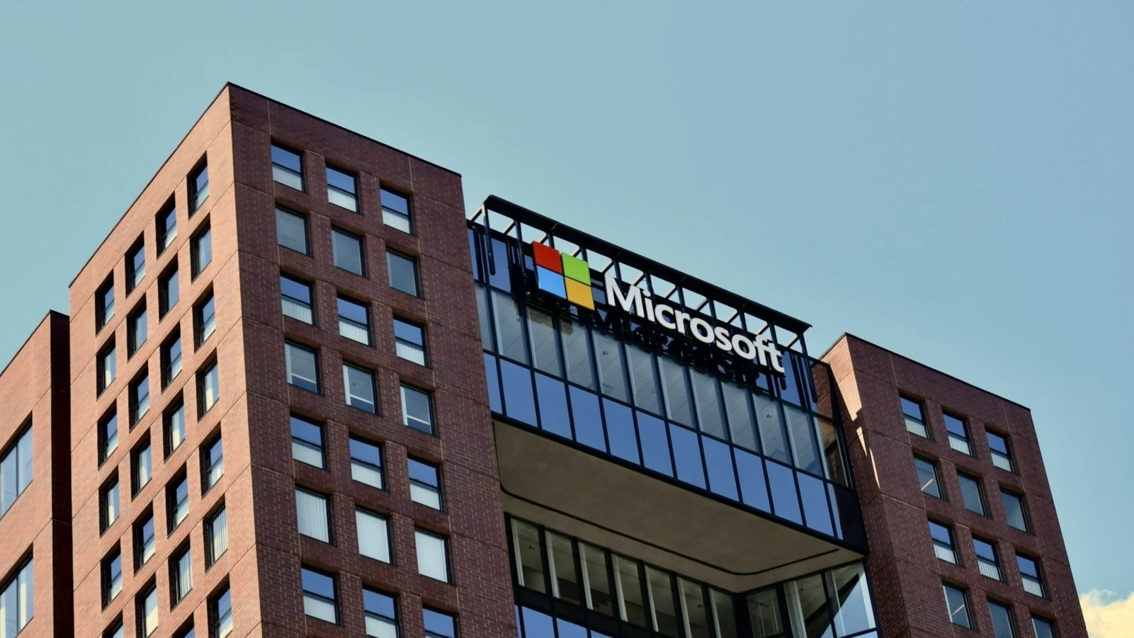 Акции Microsoft могут вернуться к обновлению рекордов стоимости благодаря собственным ИИ-агентам, считают аналитики Wells Fargo / Фото: Unsplash/Praswin Prakashan