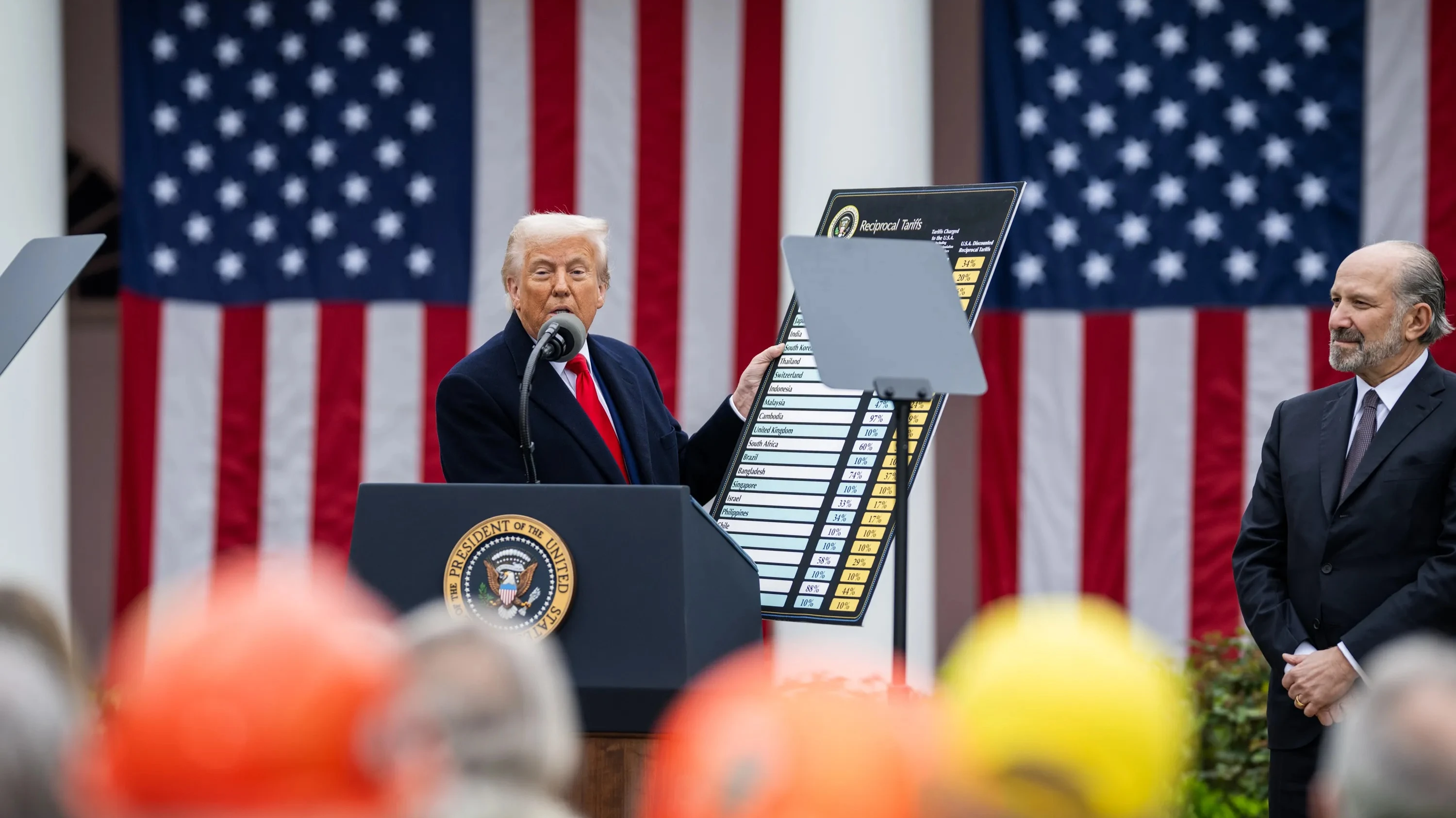 Президент США Дональд Трамп в 2025 году объявил о введении пошлин на весь импорт в США. Позднее американский суд признал часть импортных тарифов незаконными и отменил их. / Фото: The White House