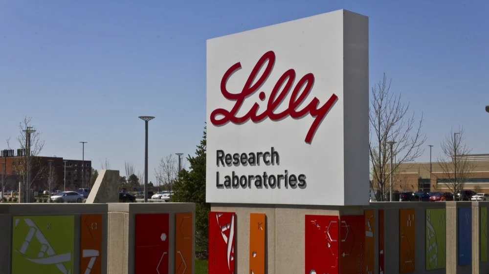 Рост доходов от препаратов для контроля веса позволяет Eli Lilly активно наращивать инвестиции и развивать новые направления. Фото: Jonathan Weiss / Shutterstock.com