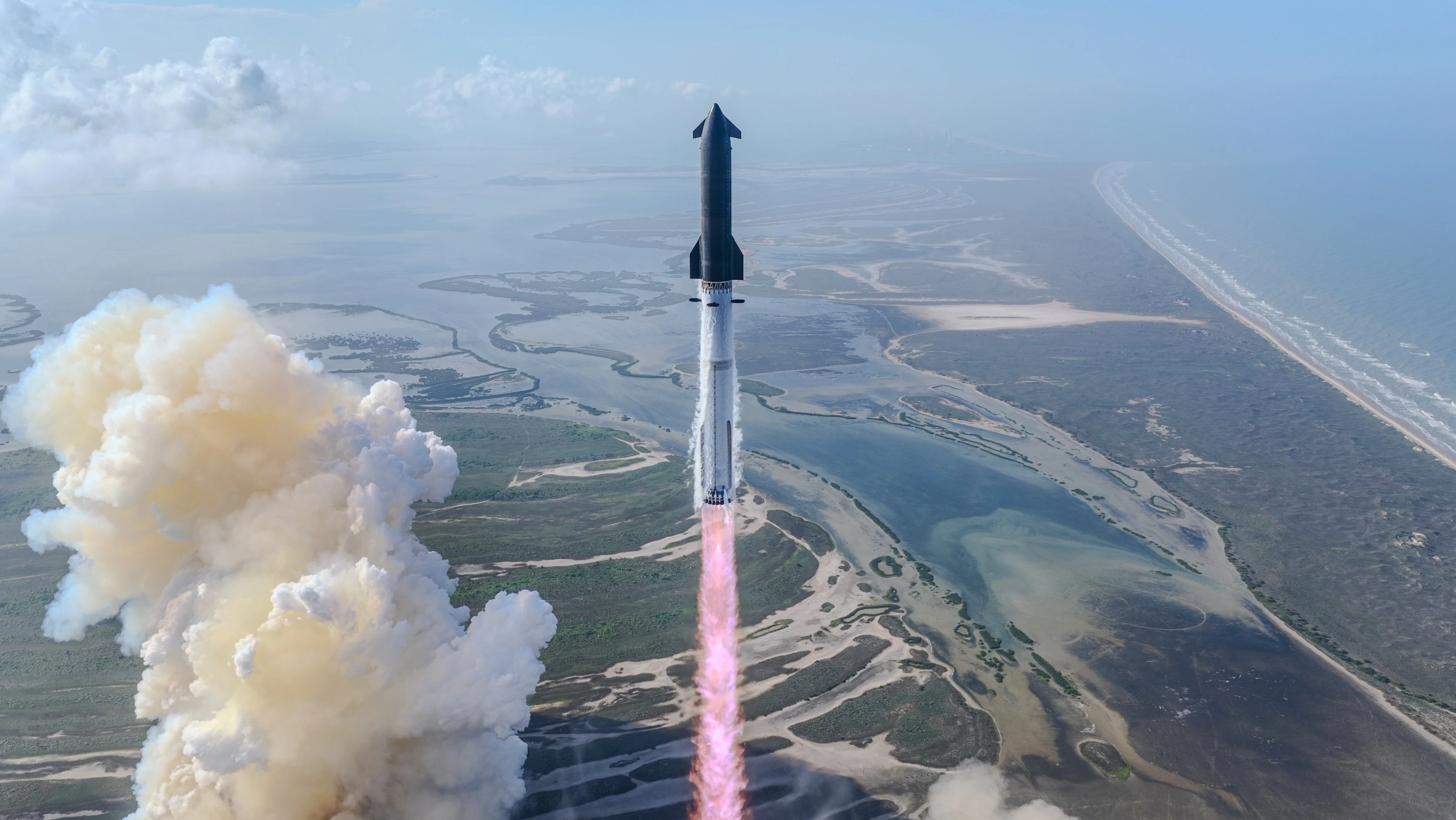 SpaceX is engaged in the delivery of cargo and people in orbit, as well as deploying a network of satellites for space Internet Starlink / Photo: X/SpaceX