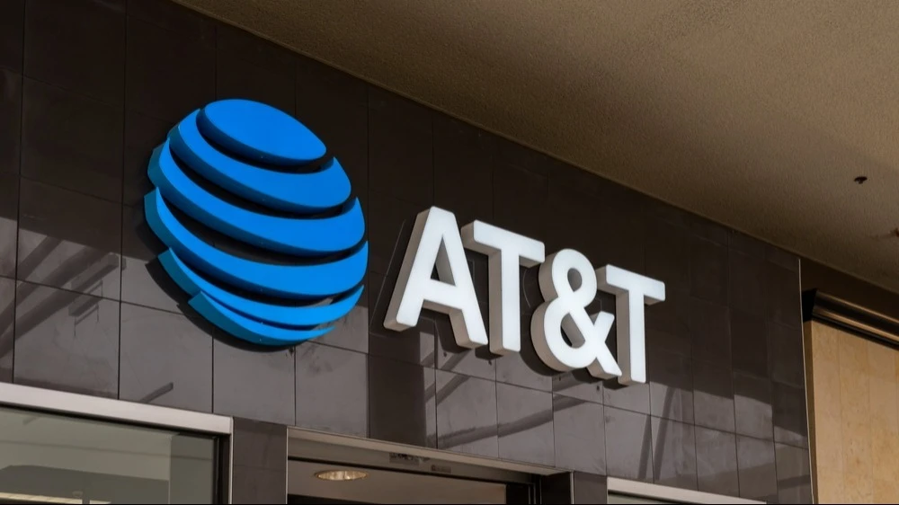 Oppenheimer analyst downgraded AT&amp;T stock / Photo: JHVEPhoto/Shutterstock