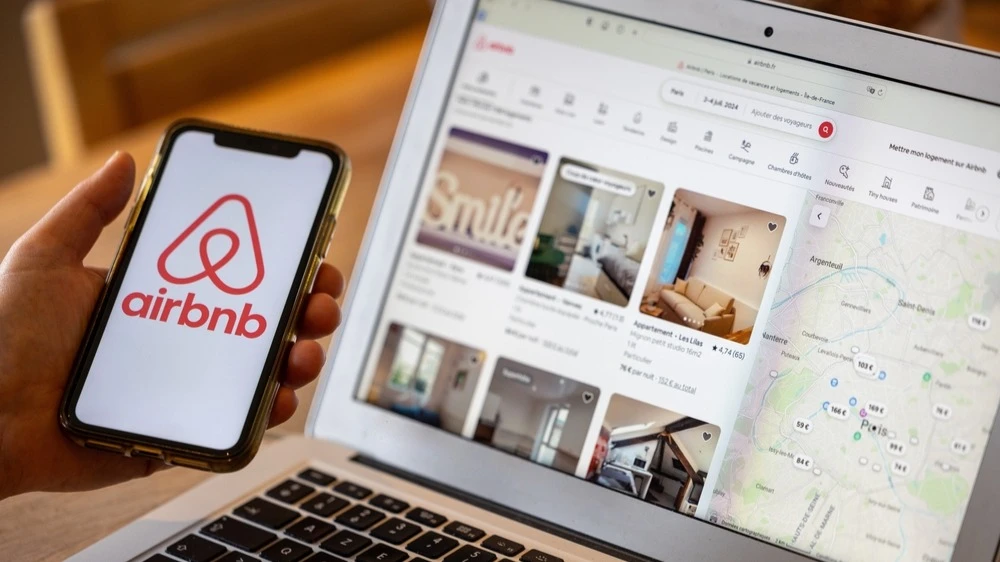 Глава Airbnb планируект открыть ИИ-лабораторию, сообщают источники Bloomberg / Фото: Shutterstock.com/Pixavril