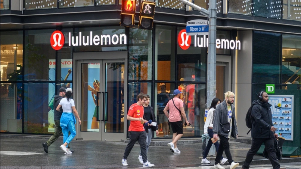 Инвесторы опасаются, что устранение накопившихся у Lululemon проблем займет больше времени, чем ожидалось / Фото: ACHPF / Shutterstock.com