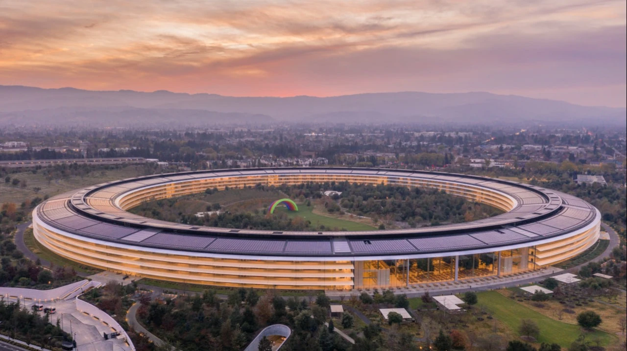 Apple, как ожидается, может показать на конференции WWDC обновленную Siri / Фото: SnapASkyline / Shutterstock.com