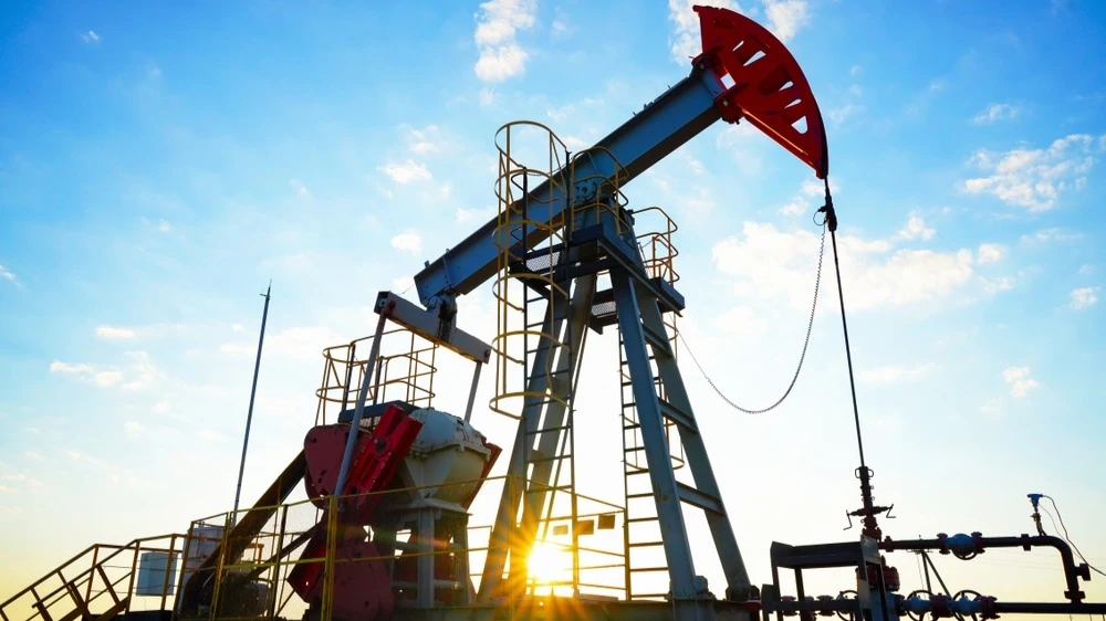 Цены на нефть выросли в понедельник на фоне роста напряженности на Ближнем Востоке / Фото: Maksim Safaniuk / Shutterstock.com