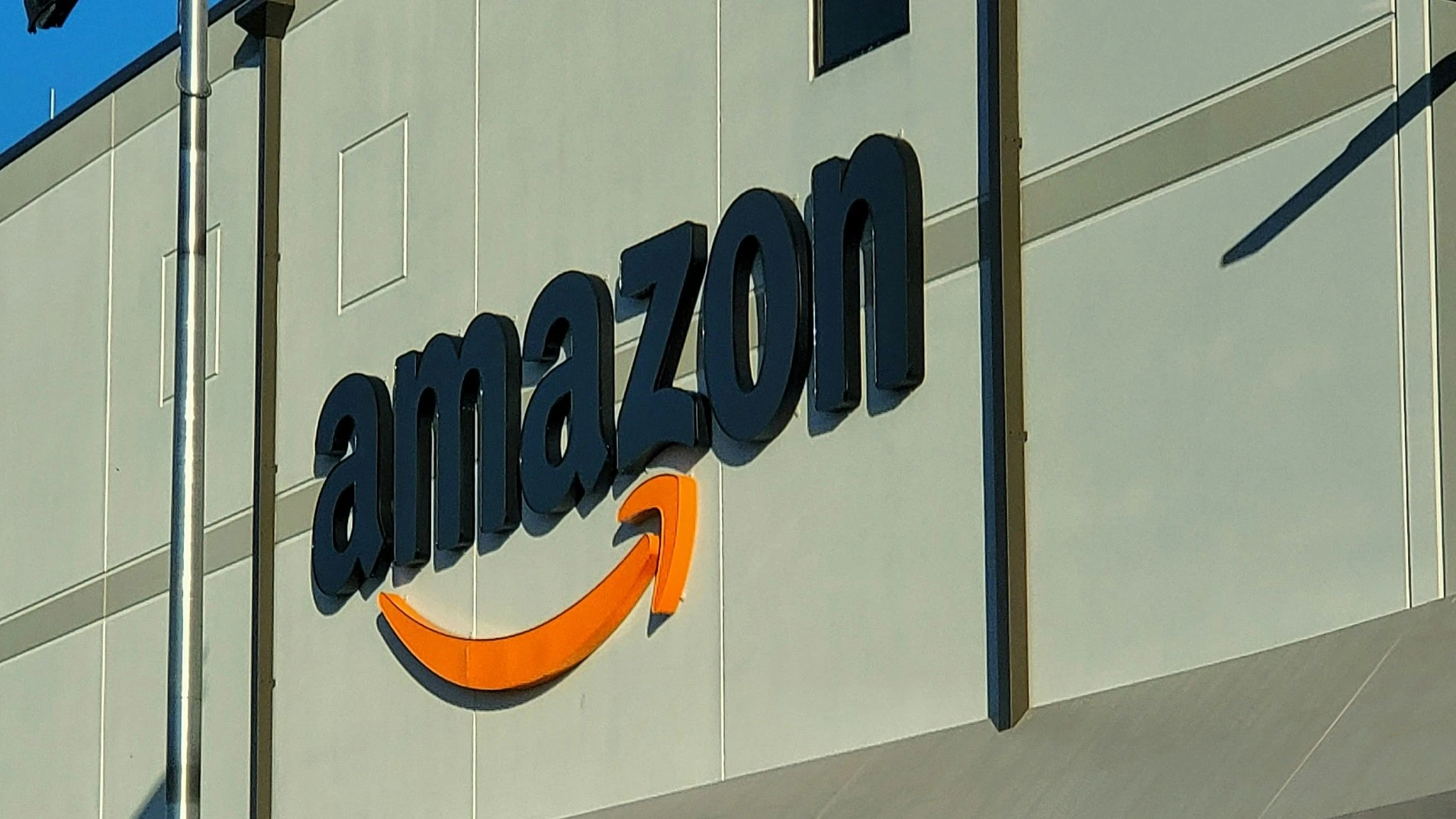 Amazon объявил о достижении соглашения с производителем оптоволокна Cornering / Фото: Unsplash.com / Yender Gonzalez