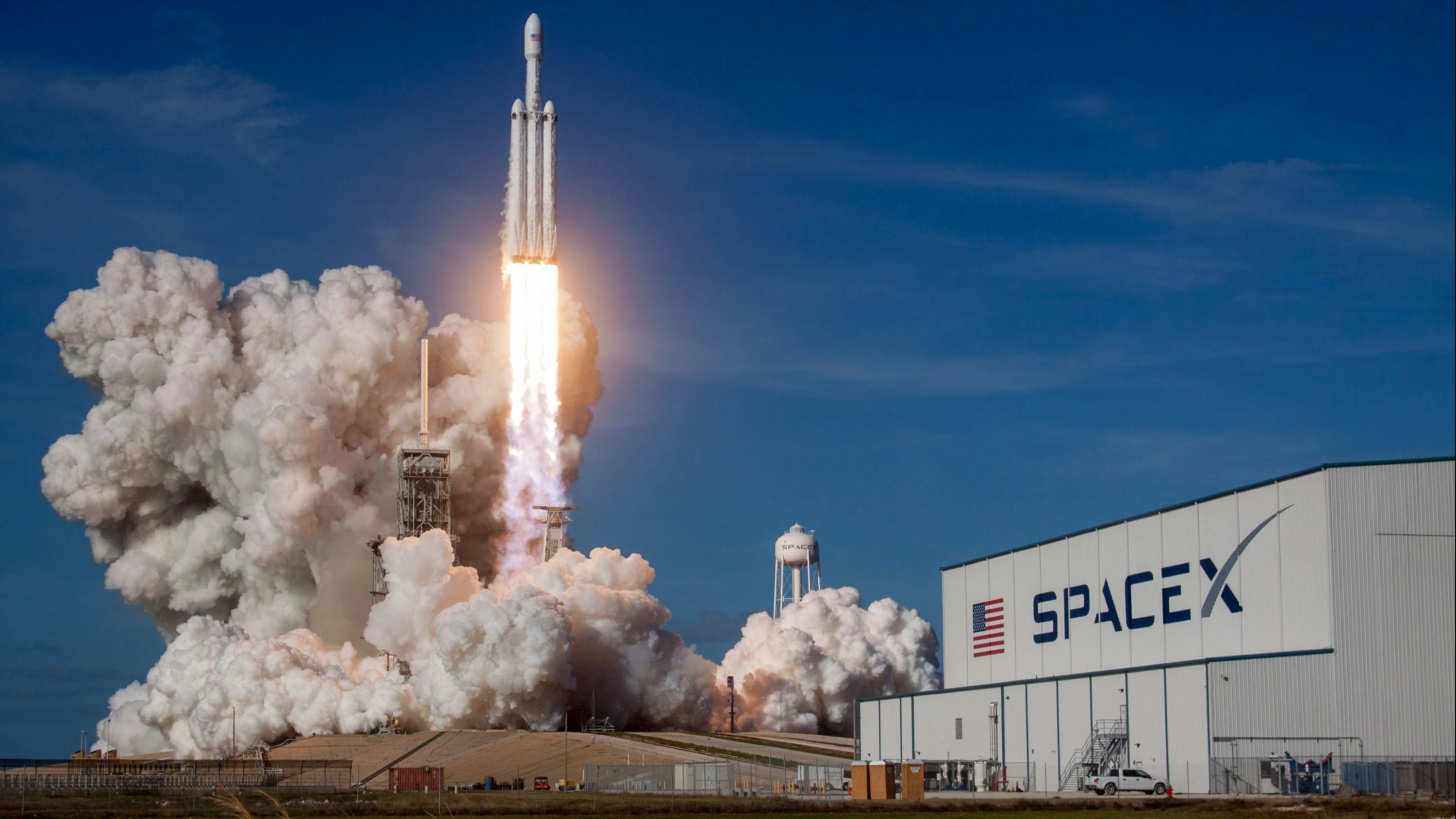 Доля SpaceX в суммарной массе запущенных на мировую орбиту грузов сейчас составляет почти 80%, а в США — 94% / Фото: SpaceX / Unsplash.com