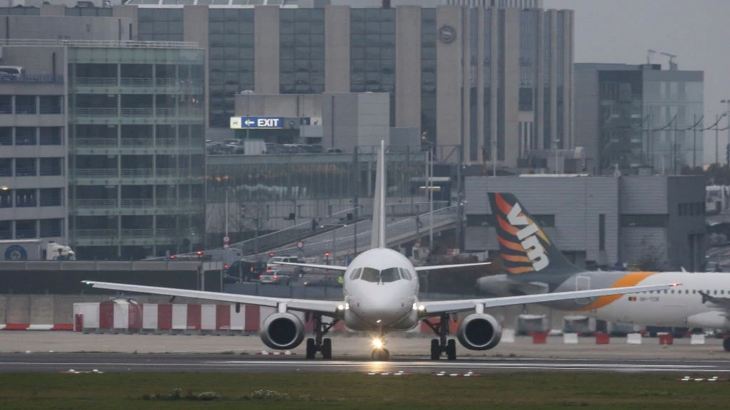 SSJ100 ирландской CityJet, который был сдан в лизинг Brussels Airlines, выполняет рейс в международном аэропорту Брюсселя. Фото: Nicolas Economou/NurPhoto, Getty Images