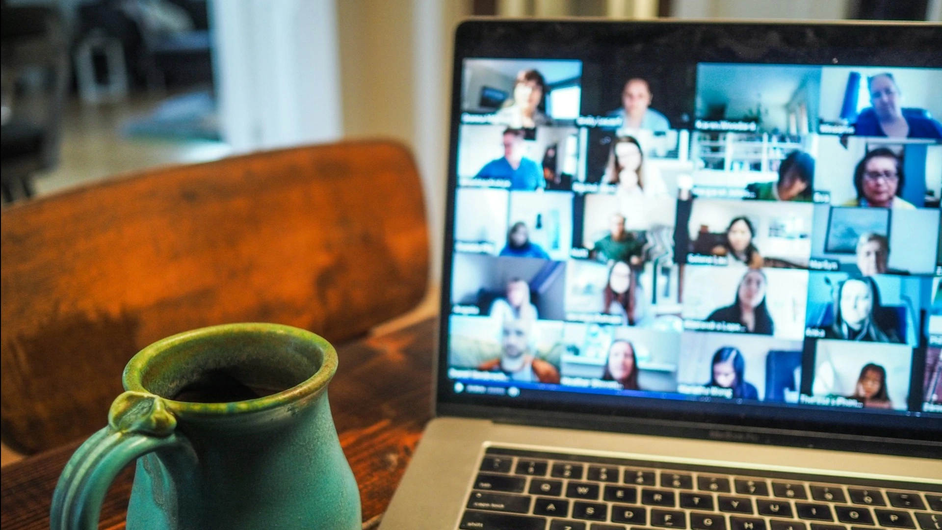 Companies whose management responds directly to analysts and investors questions show better performance. Photo: Chris Montgomery / Unsplash.com