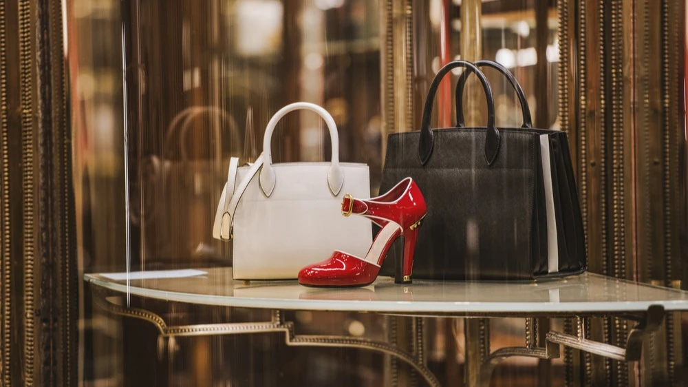 Shares of luxury companies rose sharply amid the publication by Iranian media of a draft peace agreement between the United States and Iran / Photo: Creative Lab / Shutterstock