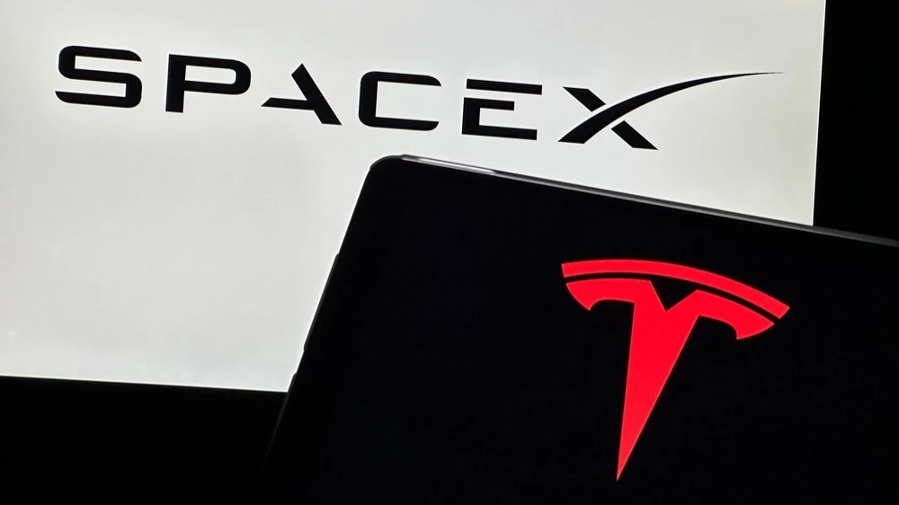 SpaceX has hinted at M&A deals and a possible merger with Tesla / Photo: Paulm1993 / Shutterstock