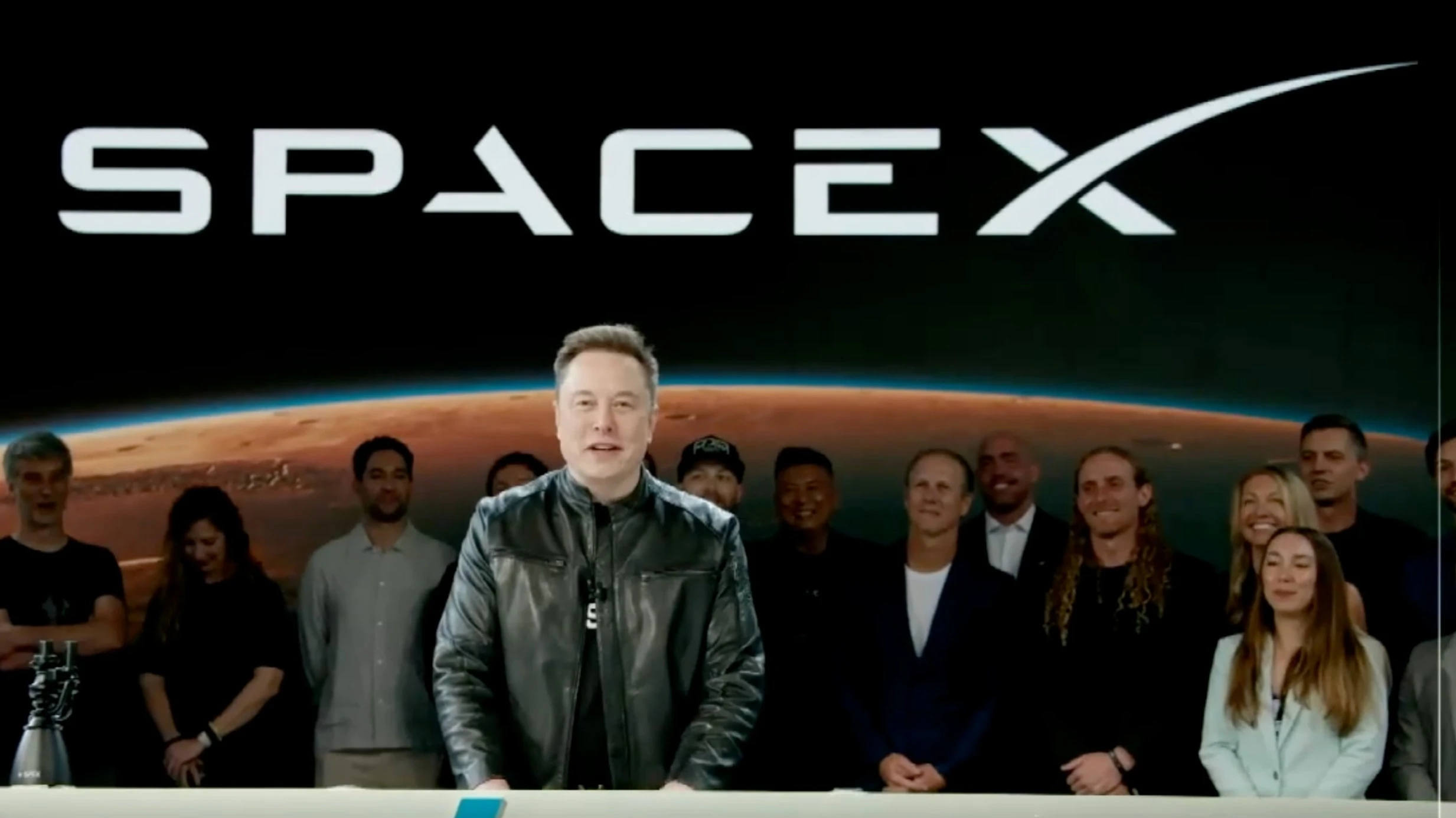Илон Маск выступает перед началом торгов акциями SpaceX / Фото: X / NASDAQ