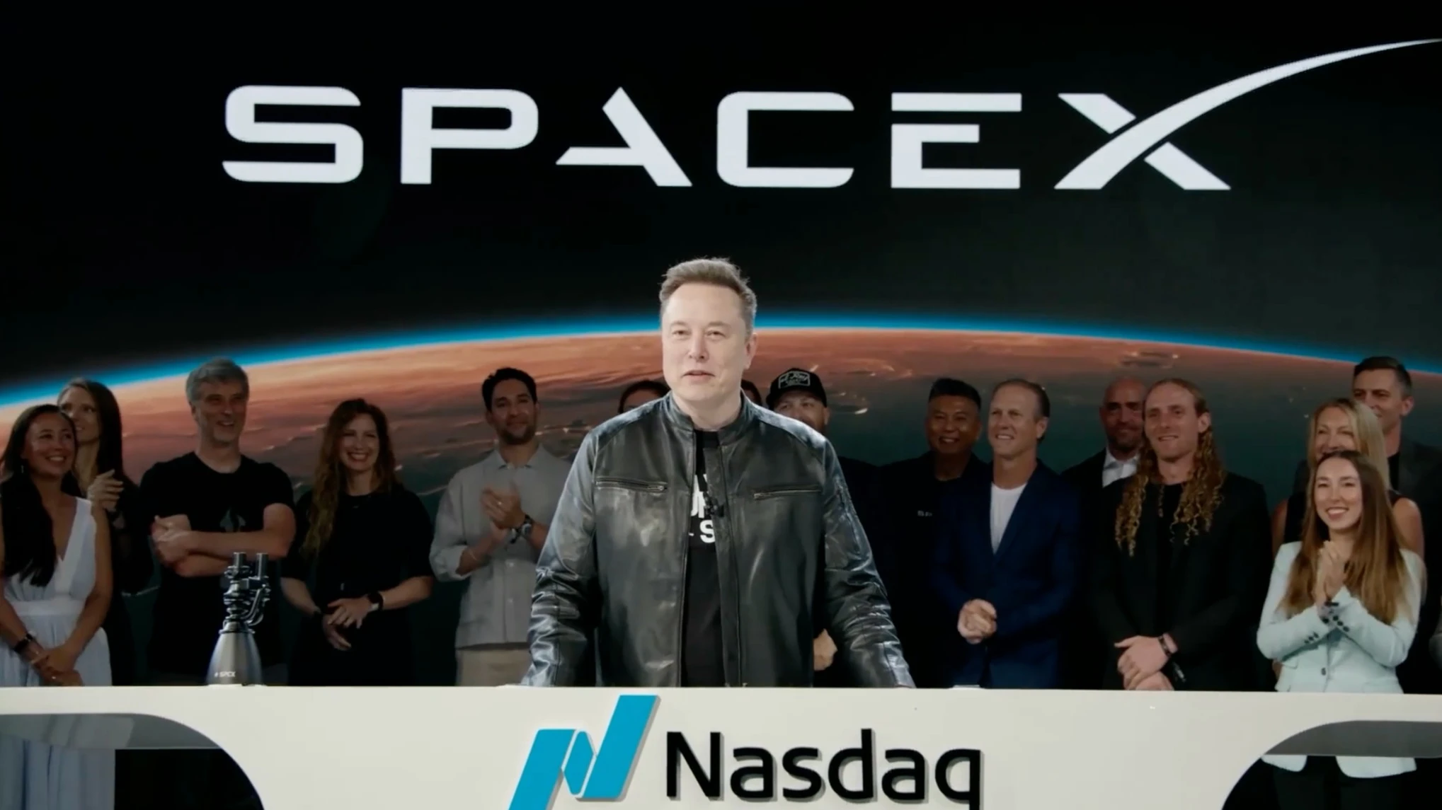 Илон Маск выступает перед началом торгов акциями SpaceX / Фото: X / NASDAQ