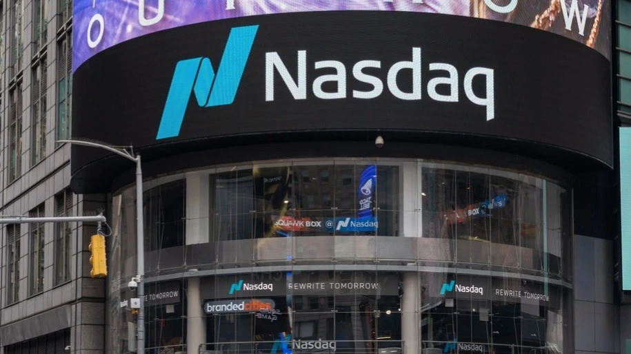 В индекс Nasdaq-100 включат пять новых компаний / Фото: Shutterstock.com / JHVEPhoto
