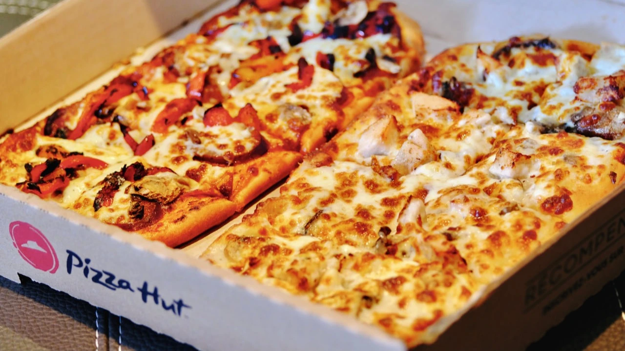 Сеть пиццерий Pizza Hut будет продана за $2,7 млрд / Фото: HeyDebbie / Shutterstock.com