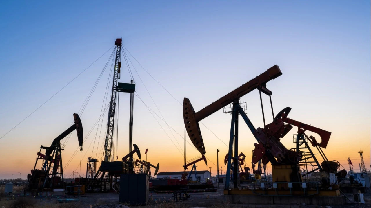Barclays did not share the oil markets optimism and kept its forecast for the price of Brent at $100 / Photo: zhengzaishuru / Shutterstock.com