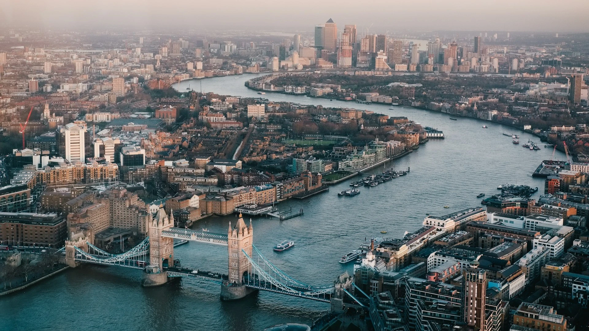 The British division of the ticket booking aggregator Sabre was fined £1 million for violating sanctions against Russia / Photo: Unsplash.com / Benjamin Davies