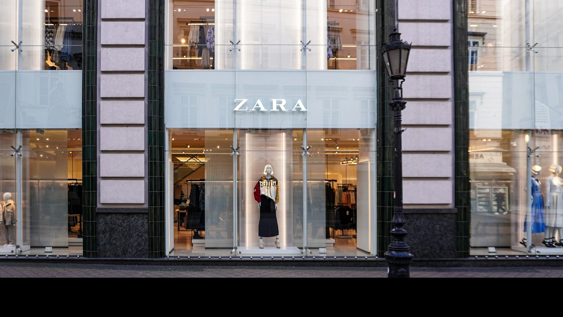 For the first time since 2018, Santander has become Spains largest company by market capitalization, surpassing Zaras owner  / Photo: Unsplash.com / M. Rennim