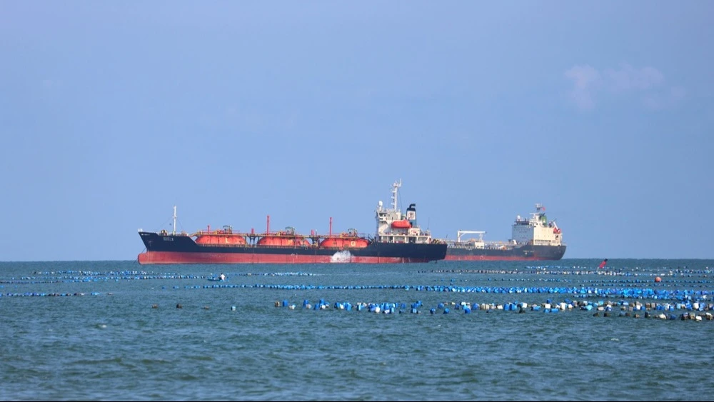 Экспорт иранской нефти через Ормузский пролив резко вырос / Фото: somkanae sawatdinak / Shutterstock