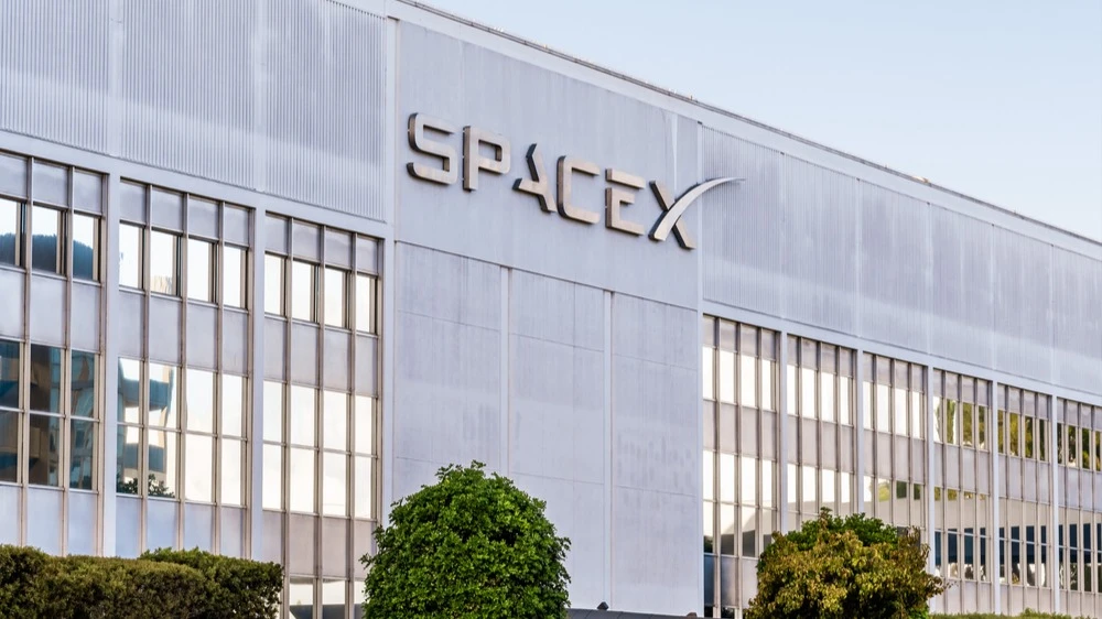 The bond offering is expected to mark the start of a large-scale campaign by SpaceX to raise the funds needed to finance the companys ambitious AI projects, according to Bloomberg / Photo: Sundry Photography/Shutterstock