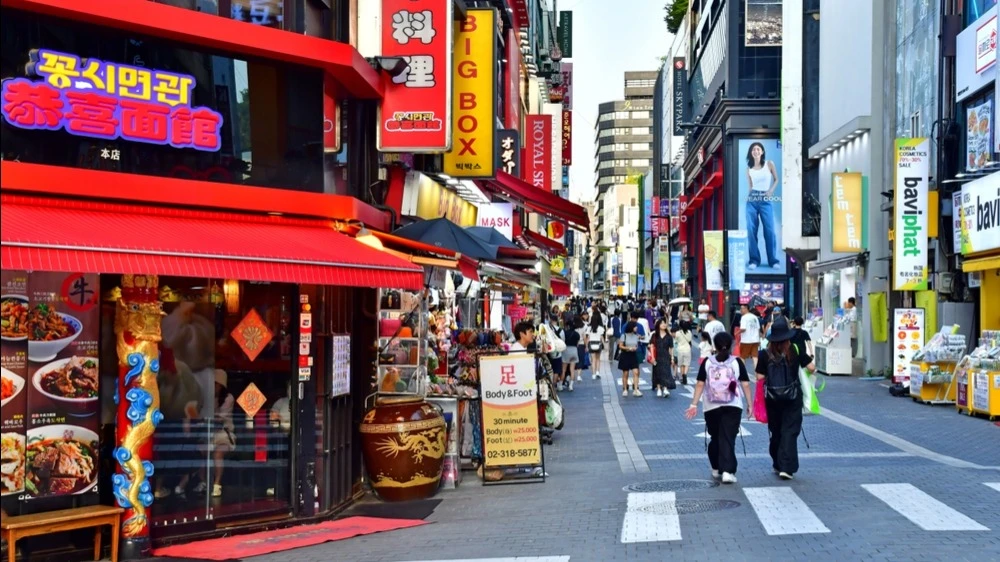 Asian stock indices are rebounding after a sell-off, although shares of major tech companies in the region are trading mixed / Photo: Pack-Shot / Shutterstock