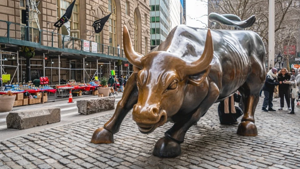 JPMorgan raised its year-end forecast for the S&P 500 but warned of possible market crashes / Photo: Shutterstock.com / Selcuk Oner