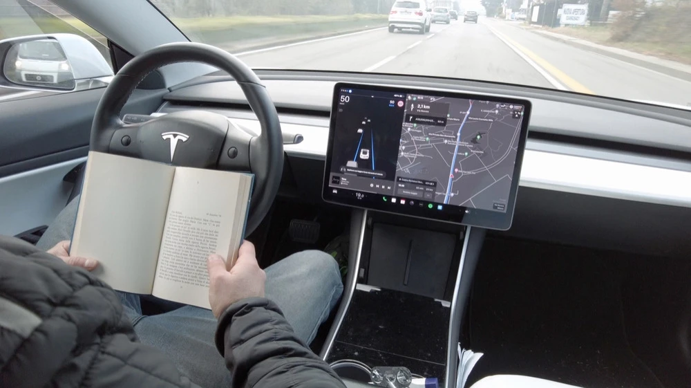 The lawsuit against Tesla alleges that Autopilot failed to recognize the end of the road and subsequently crashed into the wall of a house / Photo: DELBO ANDREA / Shutterstock.com