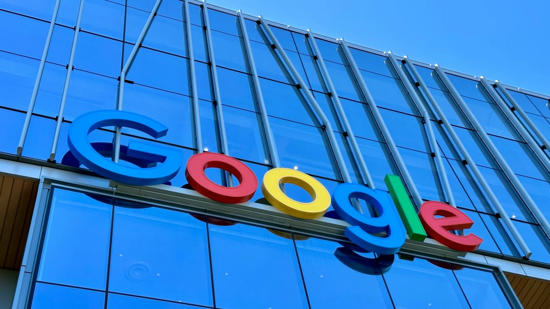 Акции Alphabet подешевели на 11,5% за последний месяц / Фото: Unsplash/Adarsh Chauhan