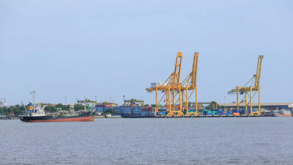 After shipping traffic through the Strait of Hormuz picked up, the market began to factor a short-term supply glut into oil prices / Photo: Ram the image creator / Shutterstock
