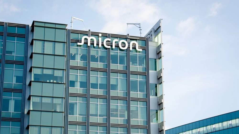 Несколько крупных инвестбанков повысили целевые цены по акциям Micron после сильного отчета / Фото: bluestork / Shutterstock