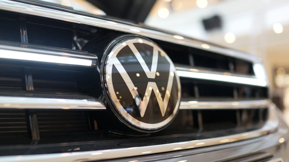 Volkswagen готовит сокращение 100 000 человек / Фото: Y Lim / Shutterstock