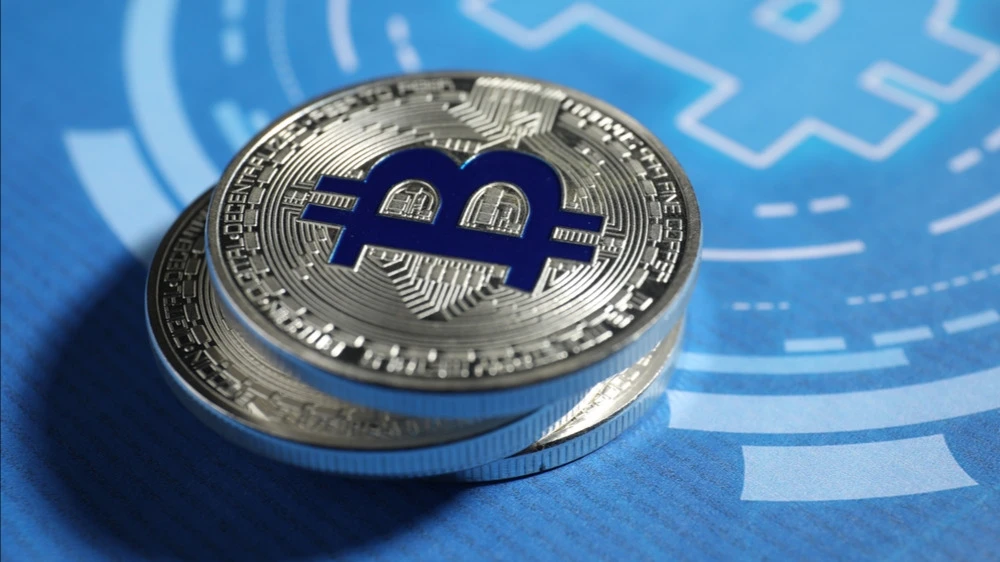 Analysts believe that the price of Bitcoin may continue to fall before it stabilizes / Photo: New Africa / Shutterstock.com