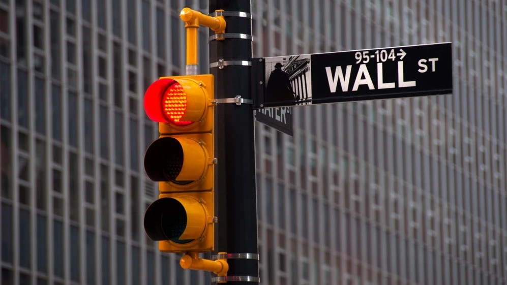 Nearly one in five sovereign wealth funds plans to reduce its equity holdings in 2026, according to an Invesco survey / Photo: cornfield/Shutterstock.com