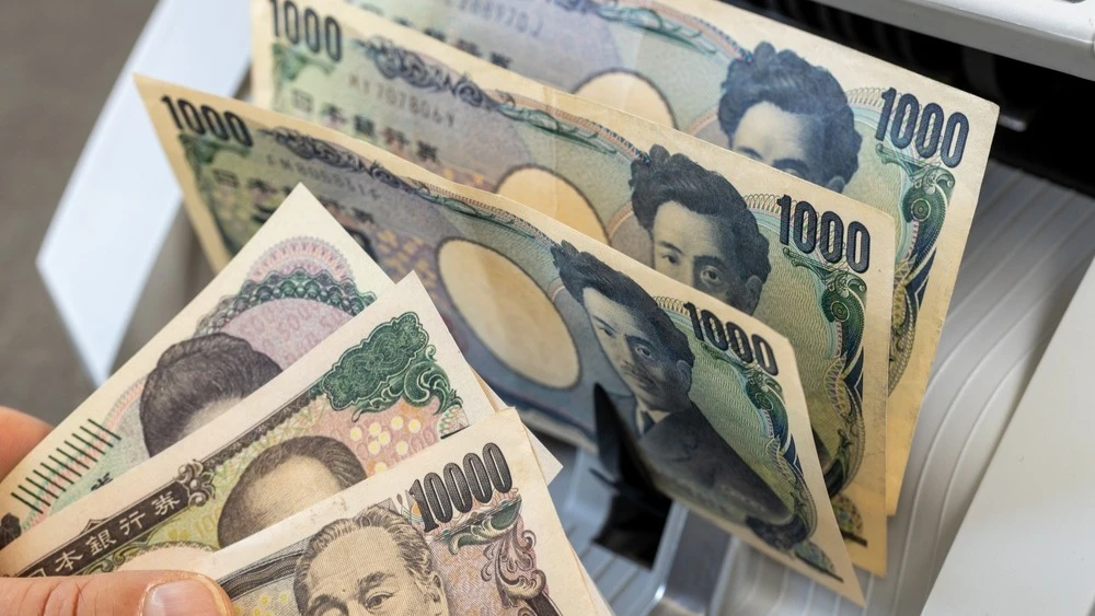 The yen fell to its lowest level since 1986 / Photo: Andrzej Rostek / Shutterstock.com
