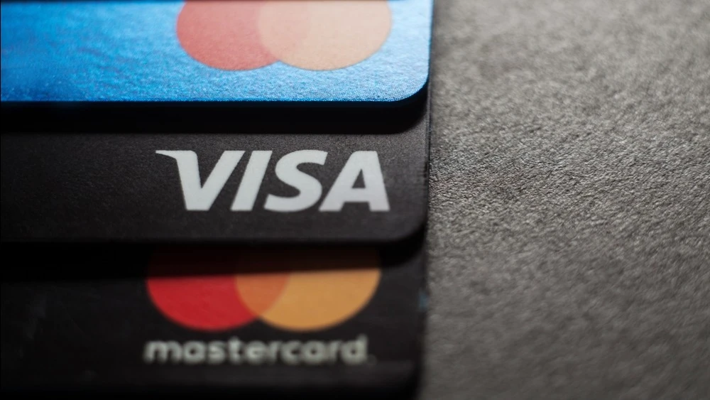 Помимо Visa и Mastercard, среди партнеров нового проекта, в рамках которого будет создаваться новый стейблкоин — BlackRock, Alphabet, IBM и Coinbase / Фото: Hamara / Shutterstock