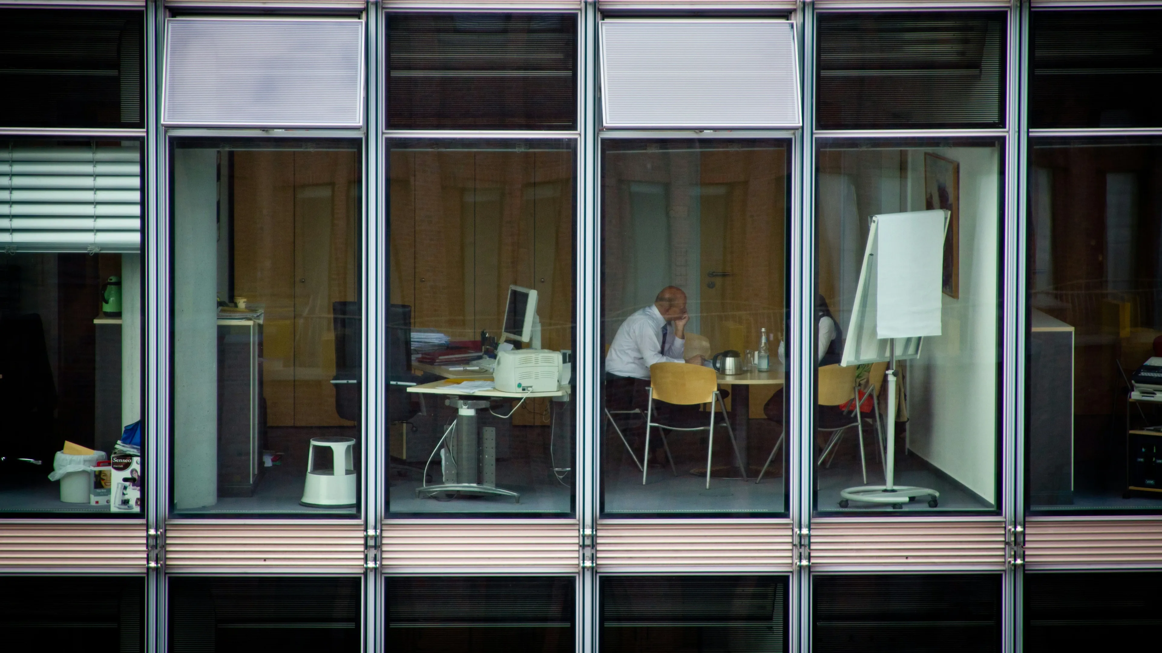 In October 2025, Amazon announced it would lay off up to 30,000 employees / Photo: Unsplash / Timon Studler