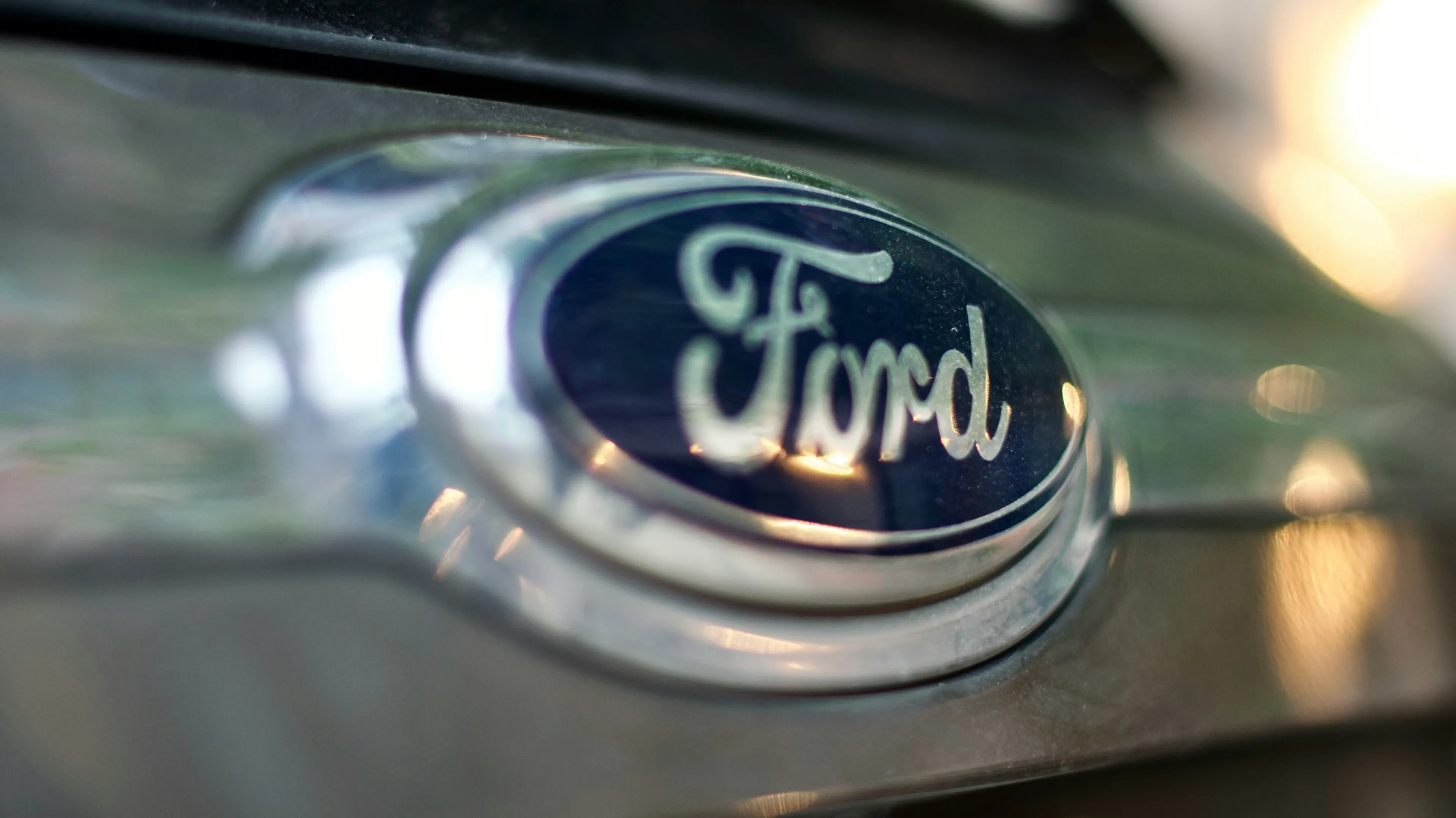 Ford has hired hundreds of experienced engineers to train young professionals and tackle problems that AI couldnt solve / Photo: Unsplash / Dan Dennis