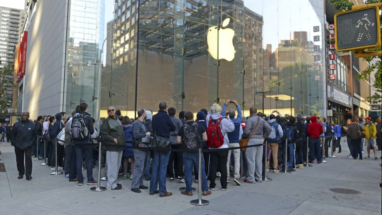 Apple plans to release at least five new smartphones / Photo: nyker / Shutterstock.com